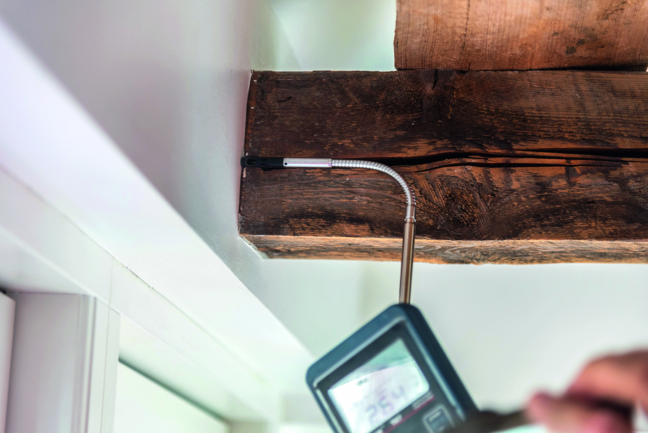 Figur 234 viser, at utæthed ed hanebåndsbjælke, som går gennem tæthedsplanet, kan medføre trækgener pga. kold luft med høj lufthastighed.